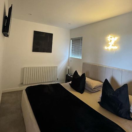 Terfyn Hall Aquarium Apartment 1 Престатин Екстериор снимка