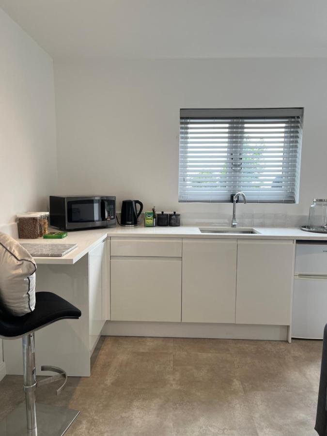 Terfyn Hall Aquarium Apartment 1 Престатин Екстериор снимка