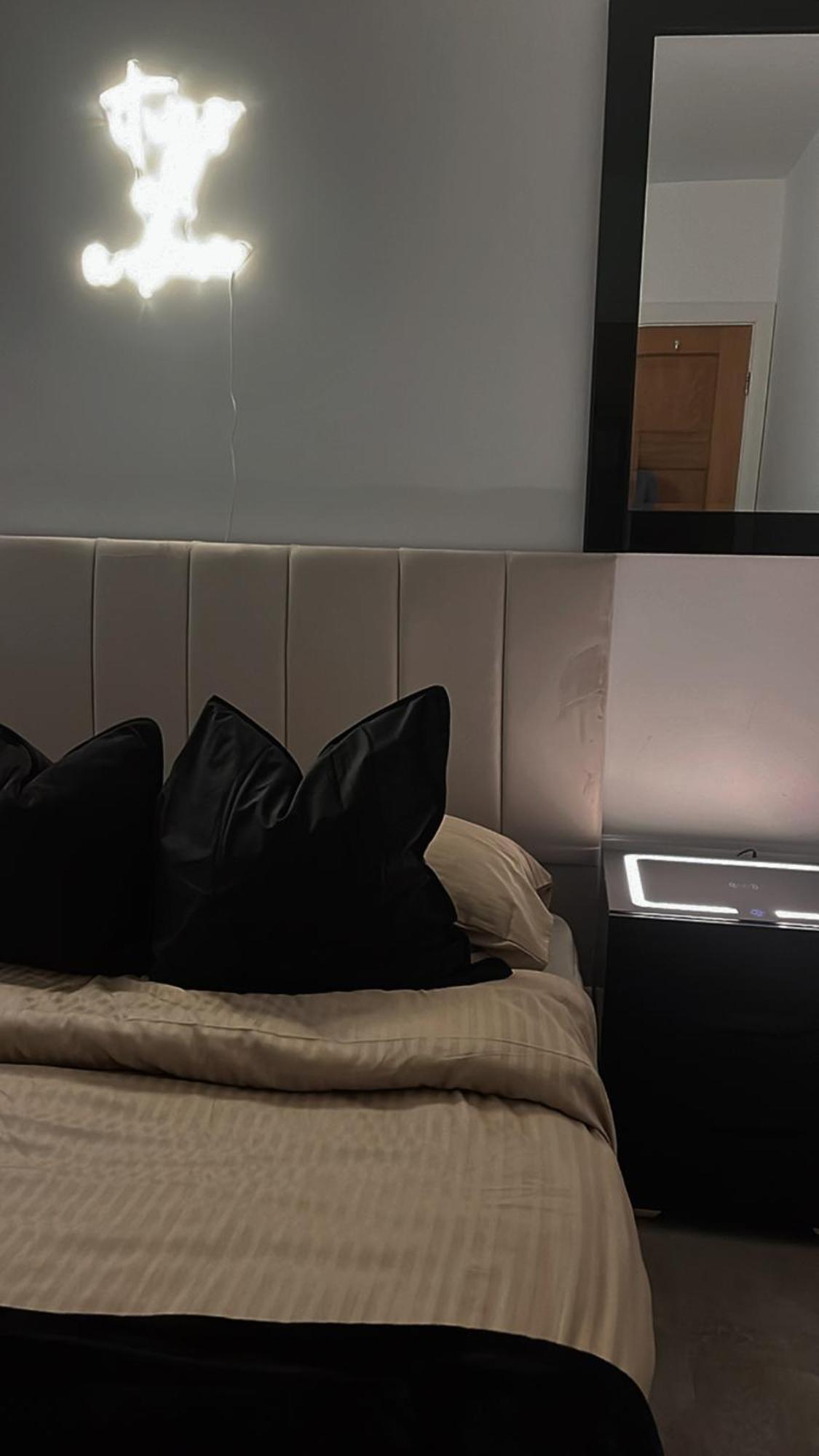 Terfyn Hall Aquarium Apartment 1 Престатин Екстериор снимка