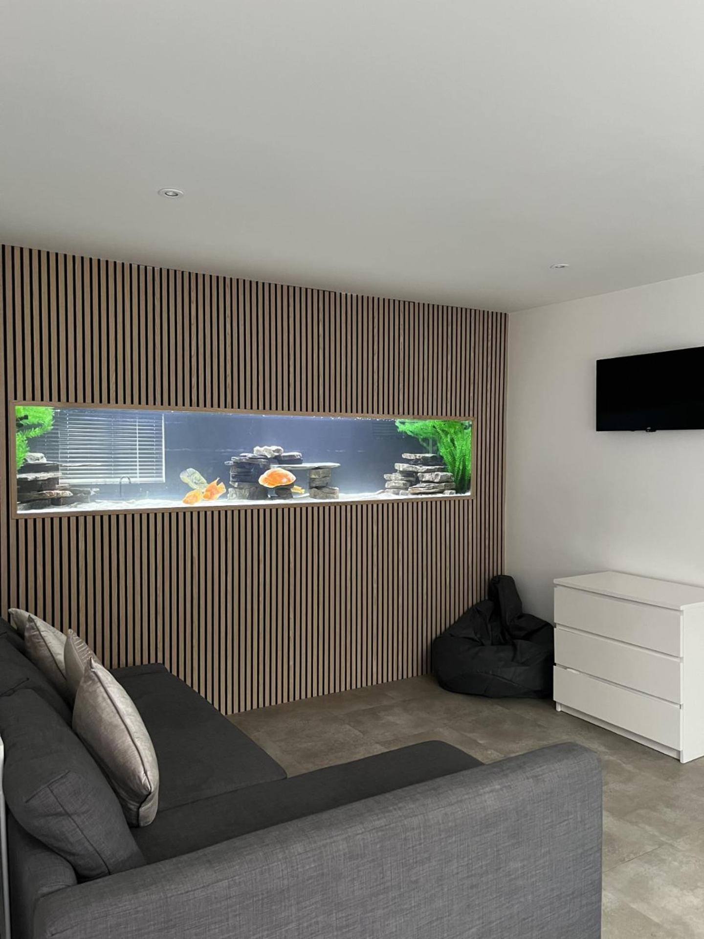 Terfyn Hall Aquarium Apartment 1 Престатин Екстериор снимка